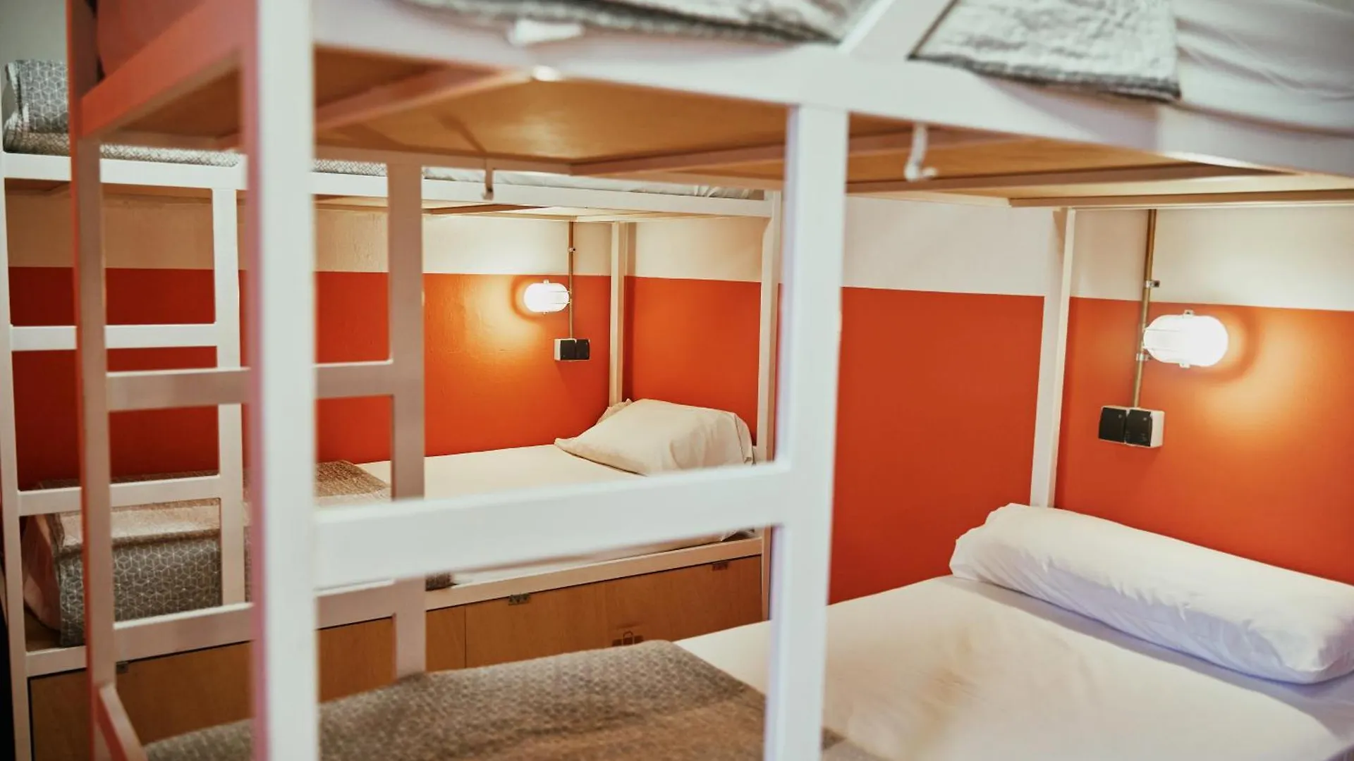 Хостел Loft Hostal Group Льорет-де-Мар